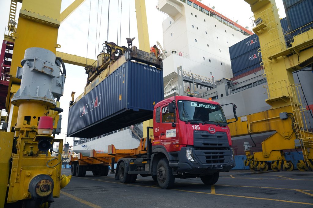 kegiatanbongkarmuatdidermagaterminalpetikemassemarang5043121950271398182.jpg?w=1024